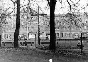 Katowice, Plac ks. Emila Szramka przy kościele Niepokalanego Poczęcia NMP. W tle budynki przy ul. Warszawskiej, 1968 r., fot. arch. IPN Ka 056/15