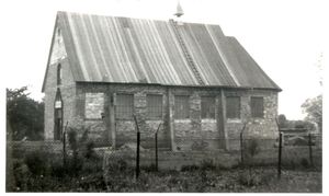 Kościół w Ciścu po dobudowaniu prezbiterium, 1973 r. Fotografia ze zbiorów ks. Władysława Nowobilskiego.