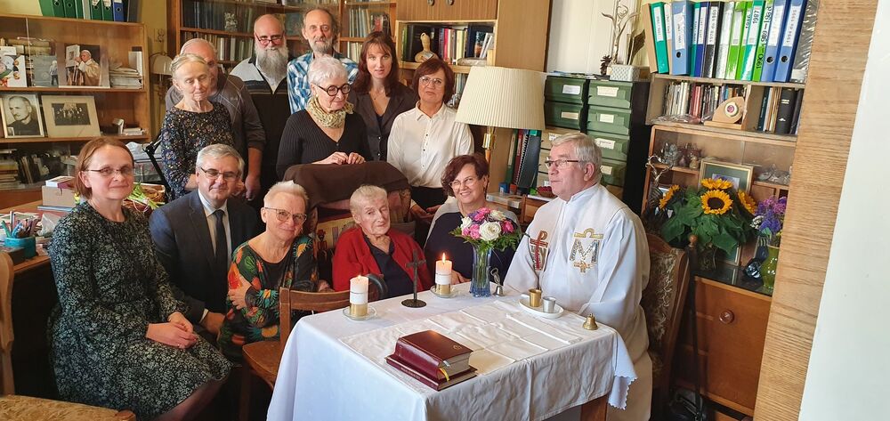 Dr Andrzej Sznajder, dyrektor Oddziału IPN w Katowicach wraz z małżonką oraz przyjaciółmi na 101. urodzinach Wandy Półtawskiej.