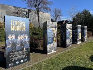 Prezentacja wystawy plenerowej „»Pamiętaj, że nosisz mundur« Policja Województwa Śląskiego w stulecie utworzenia”. Fot. MPŚ