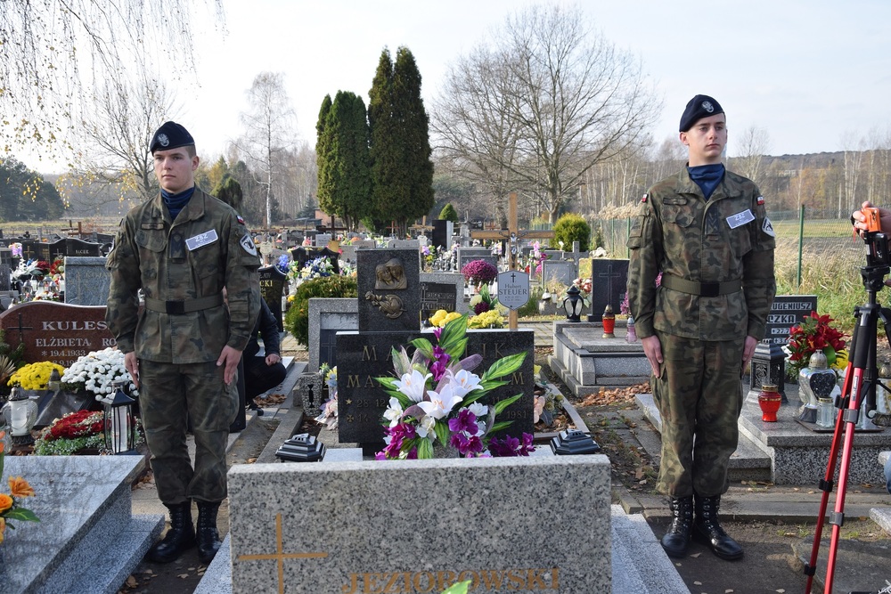 Oznaczenia znakiem pamięci „Tobie Polsko” grobów powstańców śląskich w Knurowie.