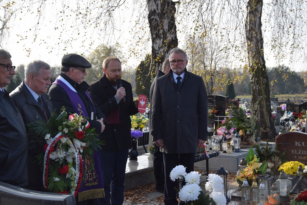 Oznaczenia znakiem pamięci „Tobie Polsko” grobów powstańców śląskich w Knurowie.