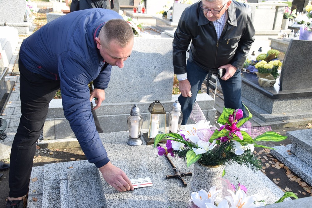 Oznaczenia znakiem pamięci „Tobie Polsko” grobów powstańców śląskich w Knurowie.