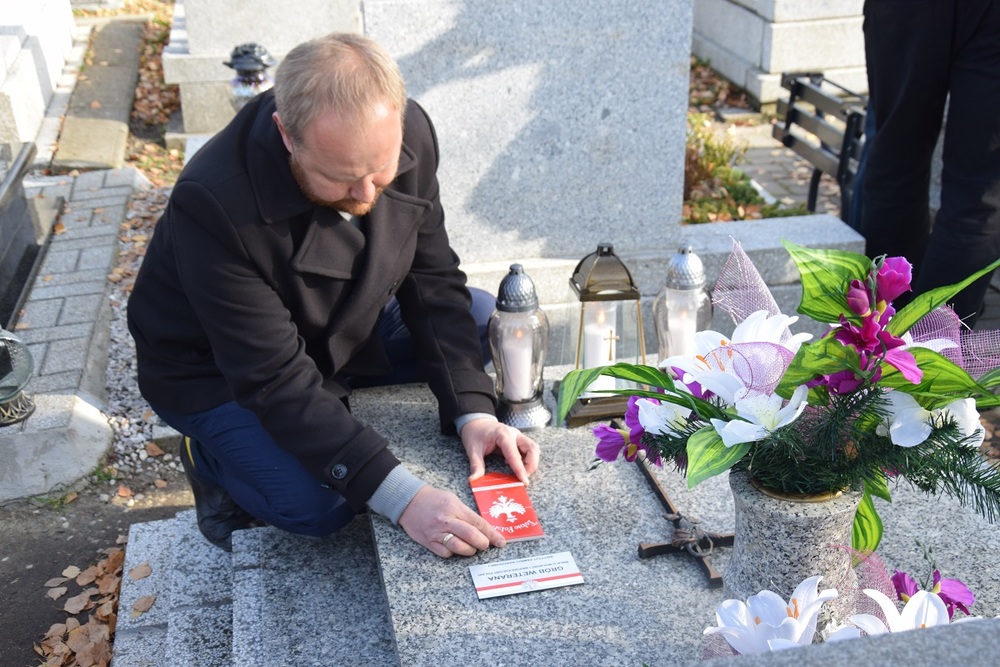Oznaczenia znakiem pamięci „Tobie Polsko” grobów powstańców śląskich w Knurowie.
