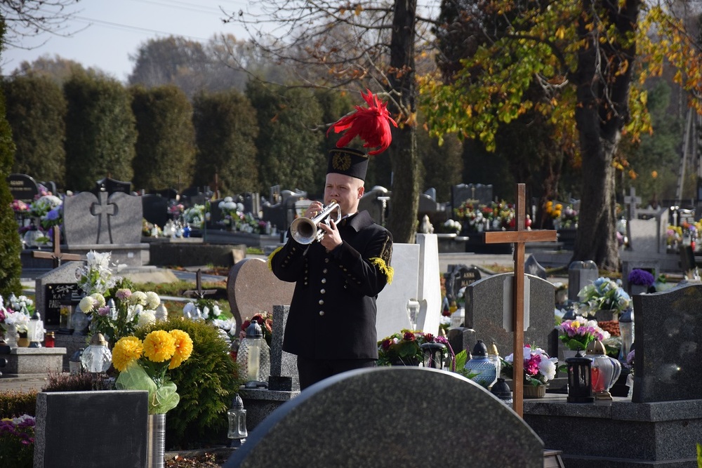 Oznaczenia znakiem pamięci „Tobie Polsko” grobów powstańców śląskich w Knurowie.