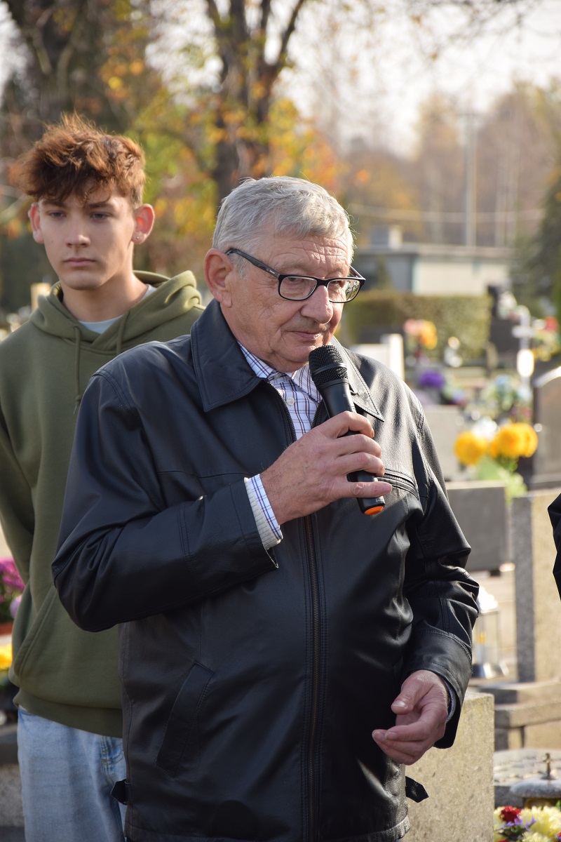 Oznaczenia znakiem pamięci „Tobie Polsko” grobów powstańców śląskich w Knurowie.