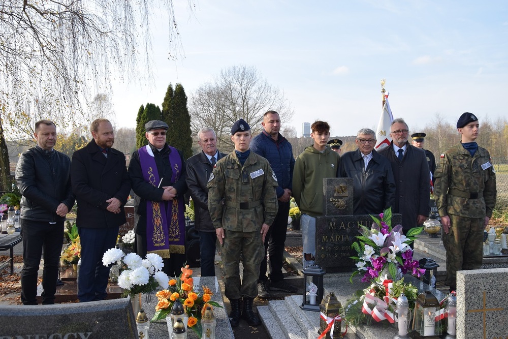 Oznaczenia znakiem pamięci „Tobie Polsko” grobów powstańców śląskich w Knurowie.