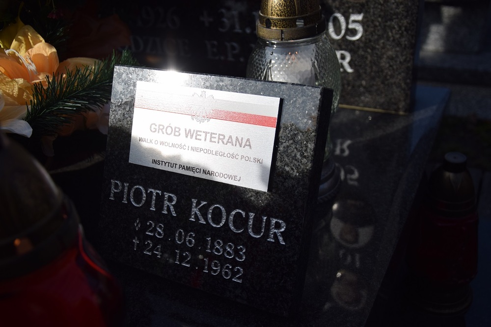 Oznaczenia znakiem pamięci „Tobie Polsko” grobów powstańców śląskich w Knurowie.