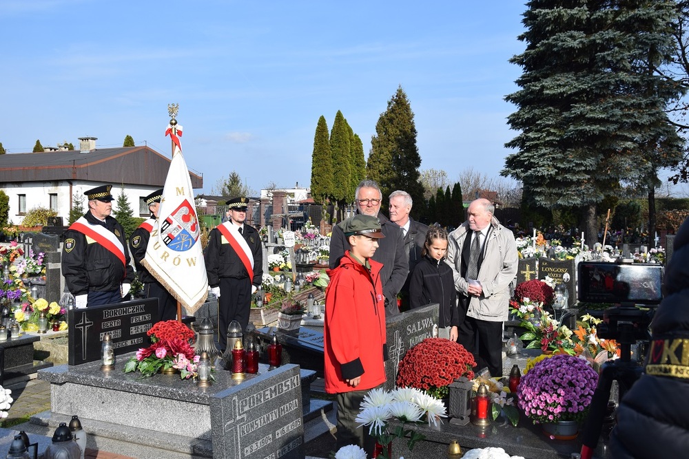 Oznaczenia znakiem pamięci „Tobie Polsko” grobów powstańców śląskich w Knurowie.