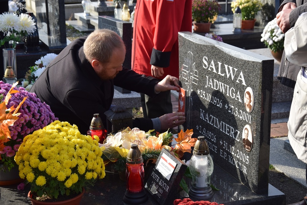 Oznaczenia znakiem pamięci „Tobie Polsko” grobów powstańców śląskich w Knurowie.