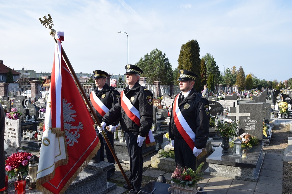 Oznaczenia znakiem pamięci „Tobie Polsko” grobów powstańców śląskich w Knurowie.