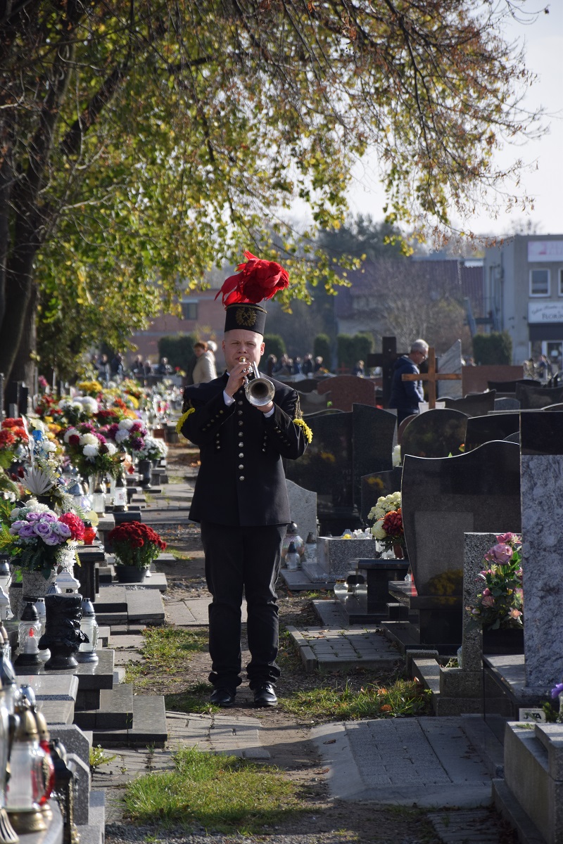 Oznaczenia znakiem pamięci „Tobie Polsko” grobów powstańców śląskich w Knurowie.