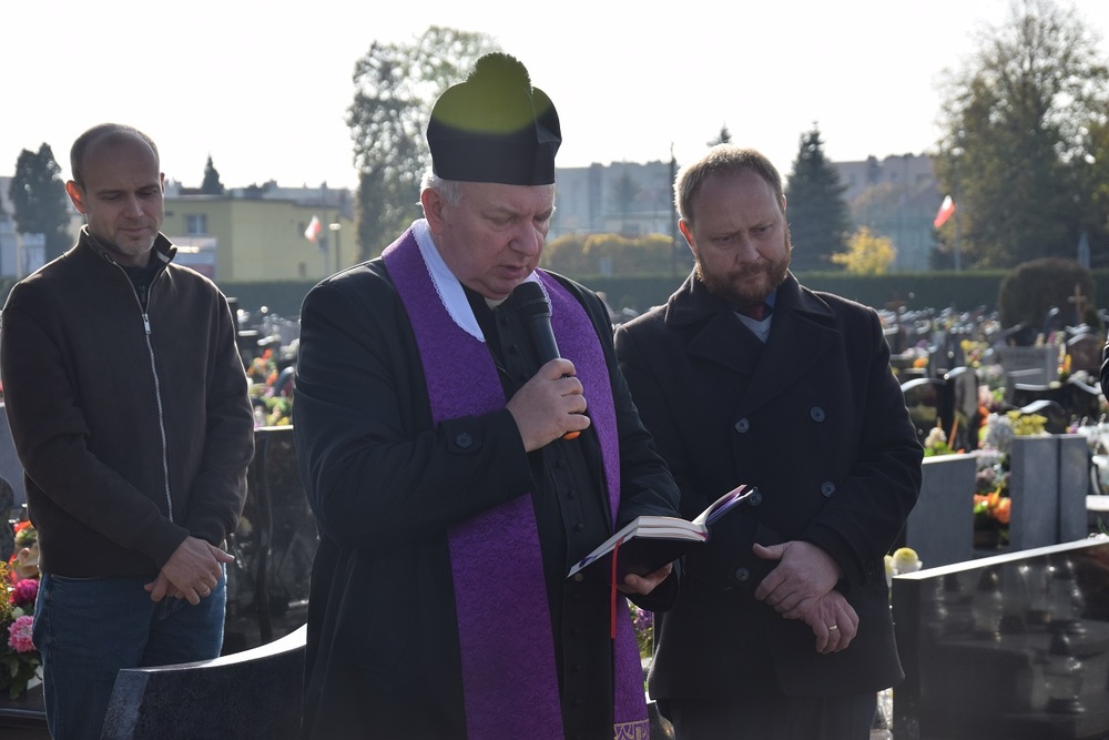 Oznaczenia znakiem pamięci „Tobie Polsko” grobów powstańców śląskich w Knurowie.
