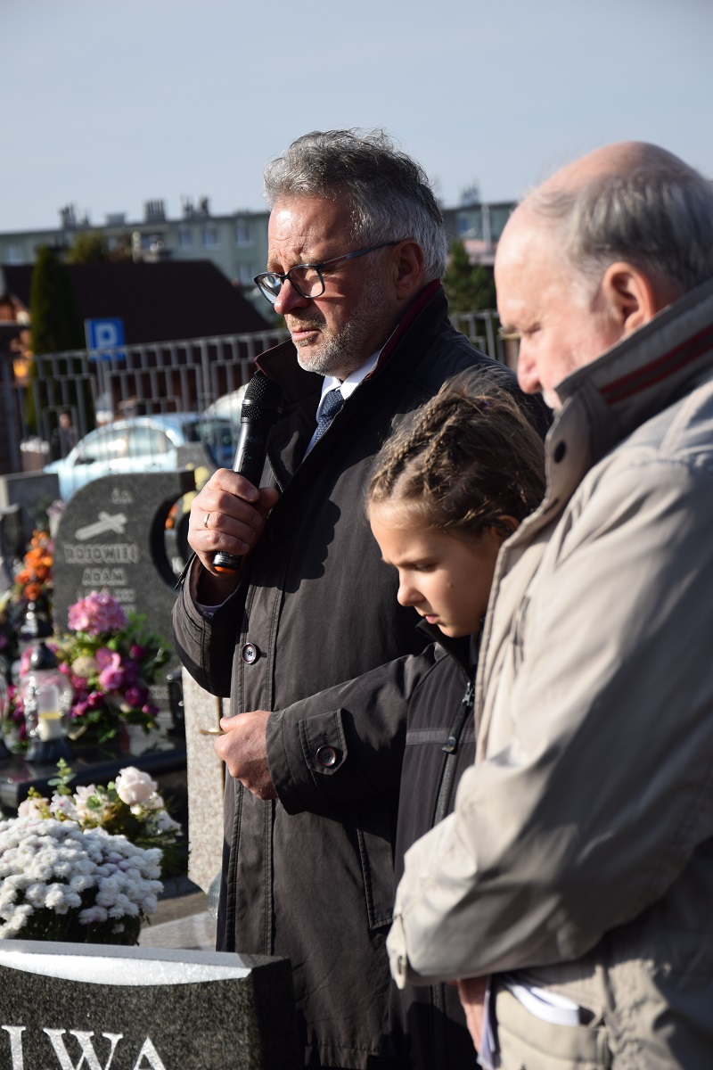 Oznaczenia znakiem pamięci „Tobie Polsko” grobów powstańców śląskich w Knurowie.