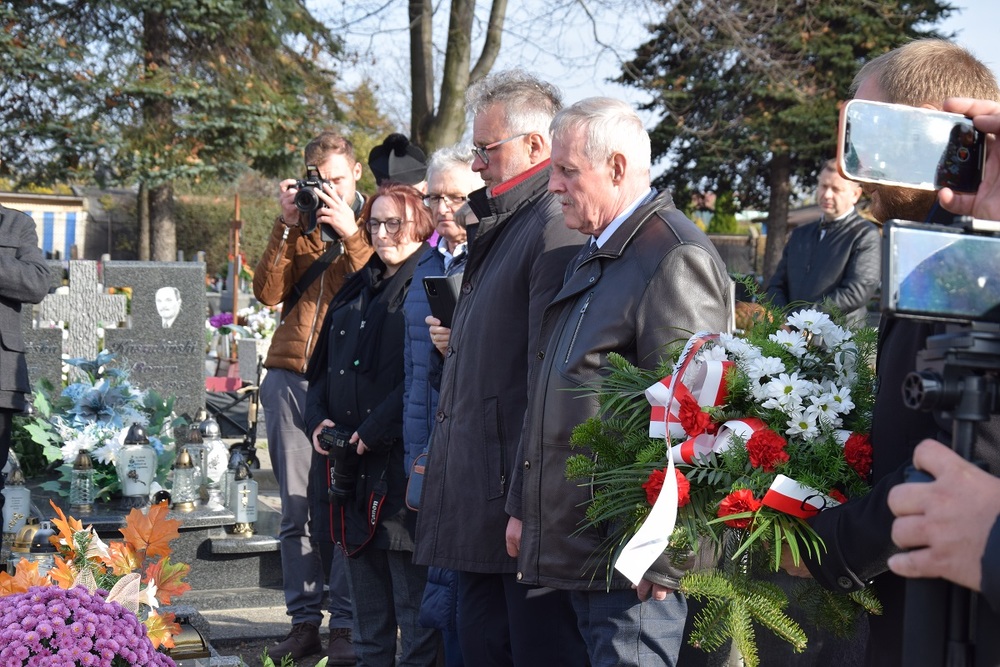 Oznaczenia znakiem pamięci „Tobie Polsko” grobów powstańców śląskich w Knurowie.