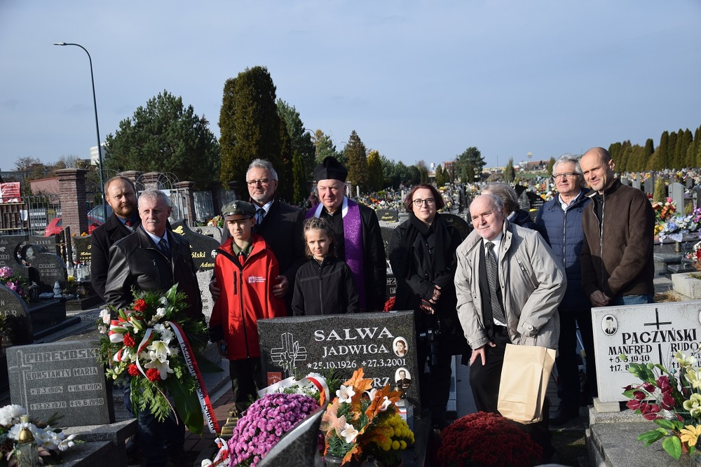 Oznaczenia znakiem pamięci „Tobie Polsko” grobów powstańców śląskich w Knurowie.
