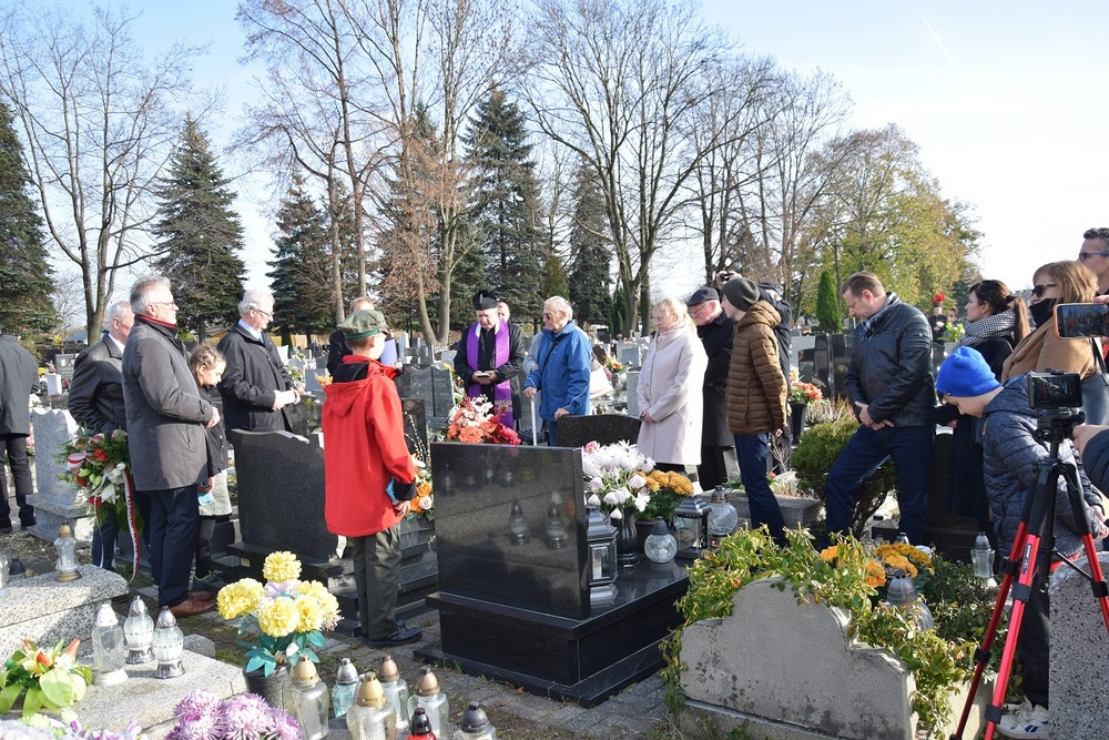 Oznaczenia znakiem pamięci „Tobie Polsko” grobów powstańców śląskich w Knurowie.