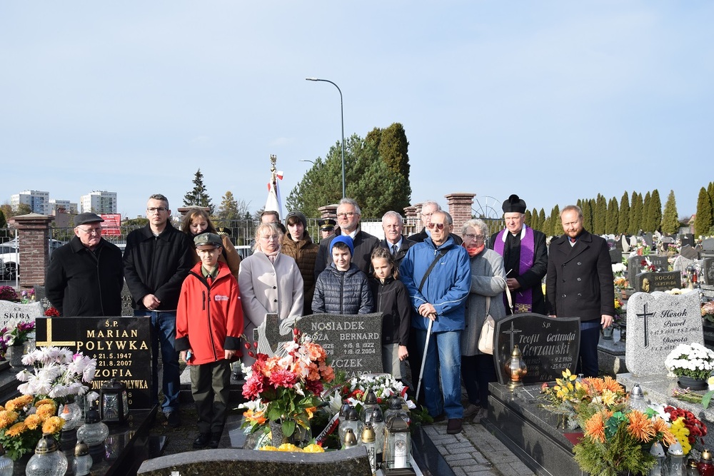 Oznaczenia znakiem pamięci „Tobie Polsko” grobów powstańców śląskich w Knurowie.