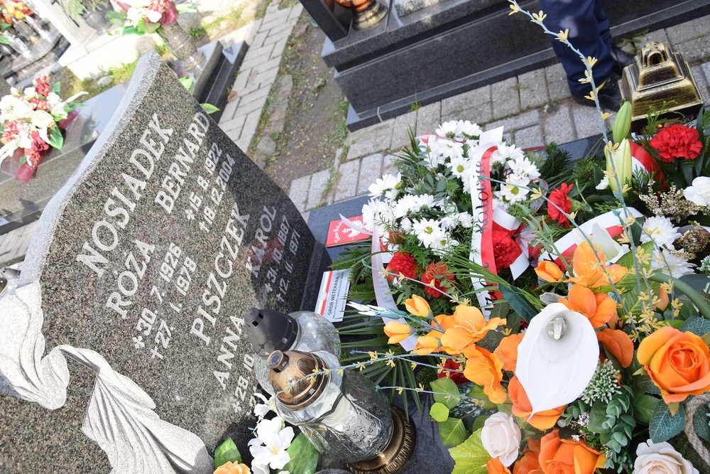 Oznaczenia znakiem pamięci „Tobie Polsko” grobów powstańców śląskich w Knurowie.