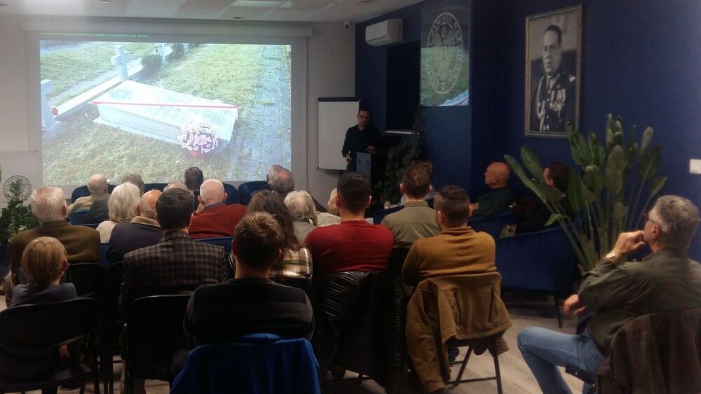 Wykład „O pamięć i tożsamość. Tajemnice żołnierskich mogił z 1939 roku w Częstochowie, Złotym Potoku i innych wybranych miejscach regionu częstochowskiego”. Fot. Magdalena Barczyk-Kurus i Małgorzata Kaczyńska