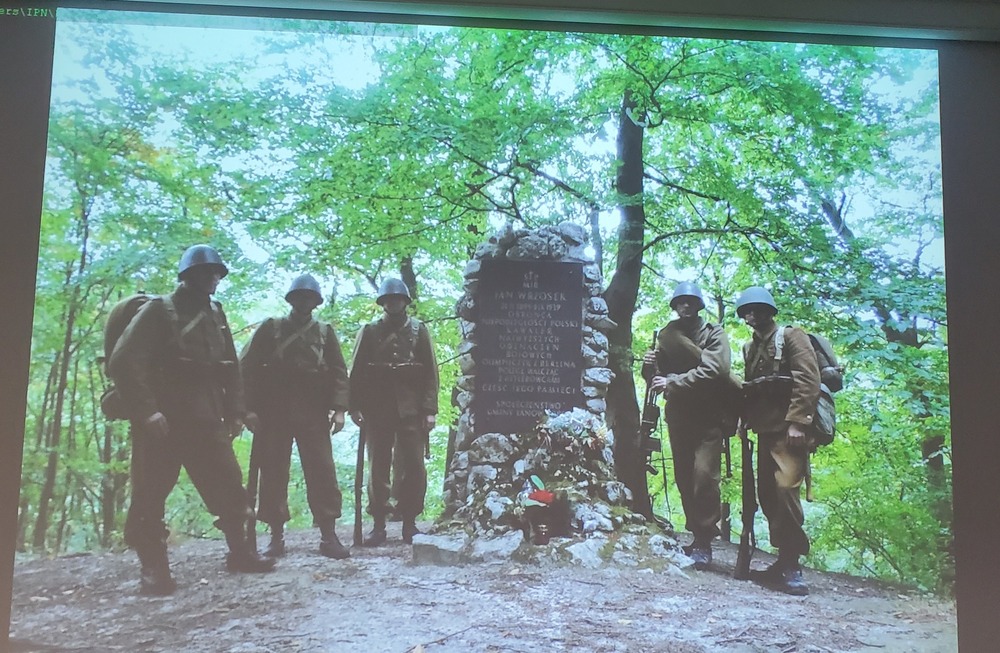 Wykład „O pamięć i tożsamość. Tajemnice żołnierskich mogił z 1939 roku w Częstochowie, Złotym Potoku i innych wybranych miejscach regionu częstochowskiego”. Fot. Magdalena Barczyk-Kurus i Małgorzata Kaczyńska