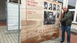 Odsłonięcie tablicy upamiętniającej Młodzieżowy Ruch Oporu Solidarności Walczącej w Katowicach. Fot. Monika Kobylańska/IPN