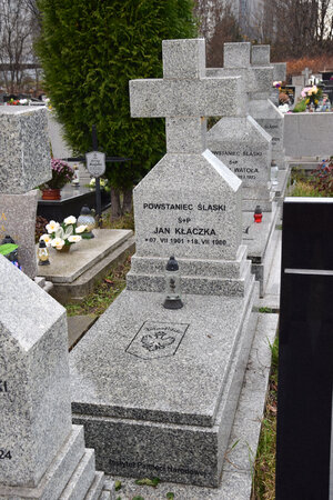 Uroczystość oznaczenia znakiem pamięci „Tobie Polsko” 7 grobów powstańców śląskich w Chorzowie.