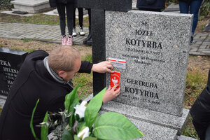 Uroczystość oznaczenia znakiem pamięci „Tobie Polsko” 7 grobów powstańców śląskich w Chorzowie.
