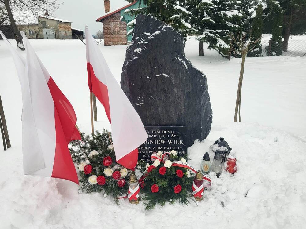 Delegacja pracowników Oddziału IPN w Rzeszowie upamiętniła w Dzierdziówce, gdzie się urodził oraz przed pomnikiem poświęconym poległym górnikom z KWK „Wujek” na parafialnym cmentarzu w Zaleszanach.