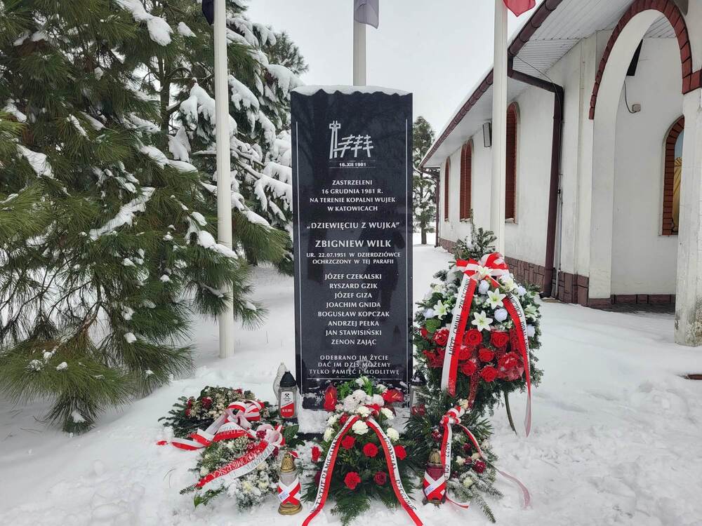 Delegacja pracowników Oddziału IPN w Rzeszowie upamiętniła w Dzierdziówce, gdzie się urodził oraz przed pomnikiem poświęconym poległym górnikom z KWK „Wujek” na parafialnym cmentarzu w Zaleszanach.