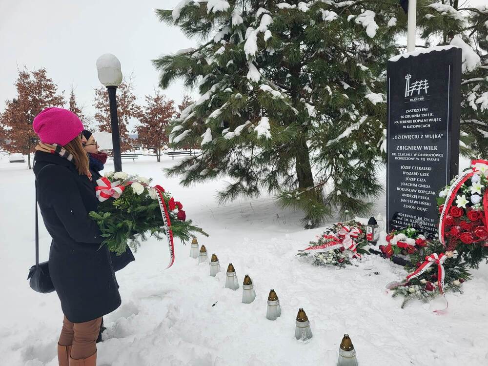 Delegacja pracowników Oddziału IPN w Rzeszowie upamiętniła w Dzierdziówce, gdzie się urodził oraz przed pomnikiem poświęconym poległym górnikom z KWK „Wujek” na parafialnym cmentarzu w Zaleszanach.