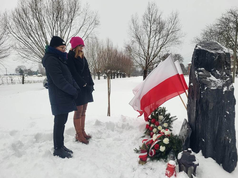 Delegacja pracowników Oddziału IPN w Rzeszowie upamiętniła w Dzierdziówce, gdzie się urodził oraz przed pomnikiem poświęconym poległym górnikom z KWK „Wujek” na parafialnym cmentarzu w Zaleszanach.