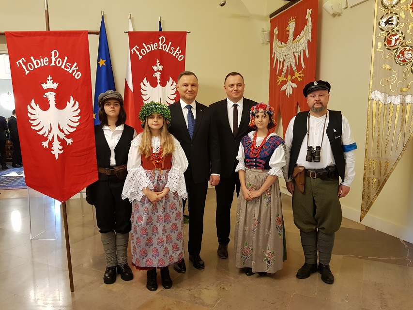 G. Kamiński z uczniami w delegacji z Marszałkiem Województwa Śląskiego do Pałacu Prezydenckiego w Warszawie, gdzie Prezydent RP podpisał  projekt ustawy o ustanowieniu Narodowego Dnia Powstań Śląskich. Fot. Dawid Kamiński