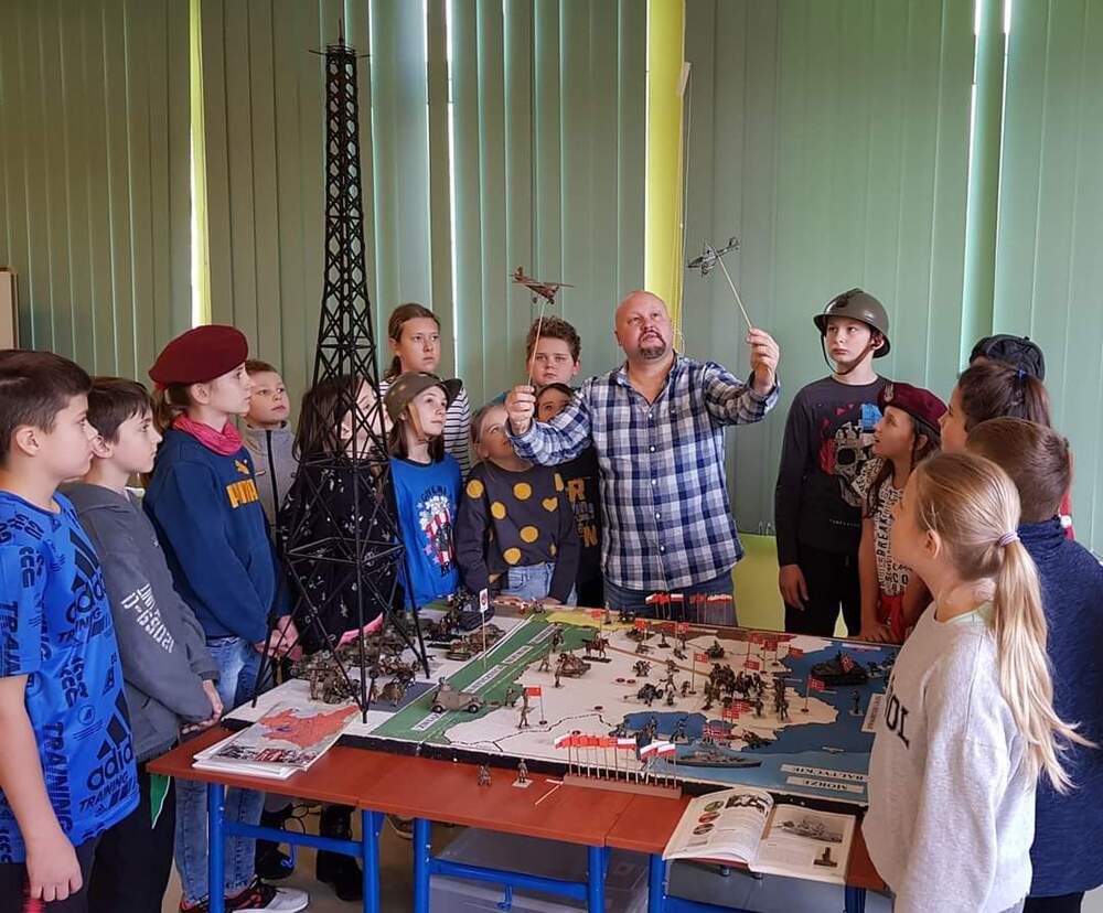 Lekcja historii w ZSP nr 4 w Gliwicach z makieta wojskową „Wojna obronna Polski w 1939 roku”.