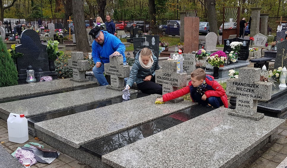 Społeczne porządkowanie z uczniami grobów powstańców śląskich w Gliwicach-Sośnicy przed uroczystością Wszystkich Świętych, październik 2022 r. Fot. Roman Caban