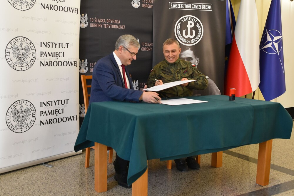 Porozumienie o współpracy 13. Śląskiej Brygady Obrony Terytorialnej z katowickim Oddziałem IPN. Fot. Krzysztof Łojko/IPN.