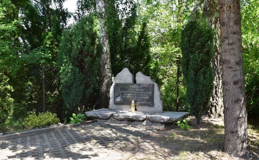 Żory-Rój –  głaz z tablicą poświęcony 24 więźniom zamordowanym w Rogoźnej i Roju podczas „marszu śmierci” w styczniu 1945 r.; znajduje się przy ul. Wodzisławskiej.