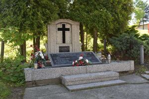 Świerklany – grób zbiorowy wojenny więźniów obozu KL Auschwitz zamordowanych 18 stycznia 1945 r.; znajduje się na cmentarzu przykościelnym.