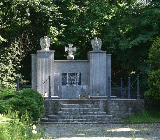 Wodzisław Śląski – grób zbiorowy wojenny 43 więźniów KL Auschwitz zamordowanych 17 stycznia 1945 r.; znajduje się przy ul. Ofiar Oświęcimskich.