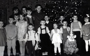 Spotkanie dzieci funkcjonariuszy z Dziadkiem Mrozem, początek lat 60-tych XX wieku.