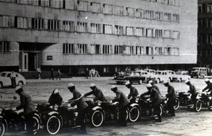 Podczas zabezpieczenia imprezy masowej, przełom lat 50-tych i 60-tych XX wieku. W tle pl. Feliksa Dzierżyńskiego w Katowicach (dziś Plac Sejmu Śląskiego).