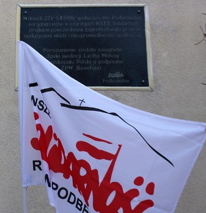 Delegacje złożyły kwiaty pod tablicą upamiętniającą zakończenie strajku generalnego na Podbeskidziu, w 42 .rocznicę wydarzeń.