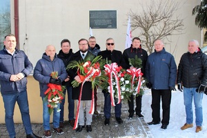 Delegacje złożyły kwiaty pod tablicą upamiętniającą zakończenie strajku generalnego na Podbeskidziu, w 42 .rocznicę wydarzeń.