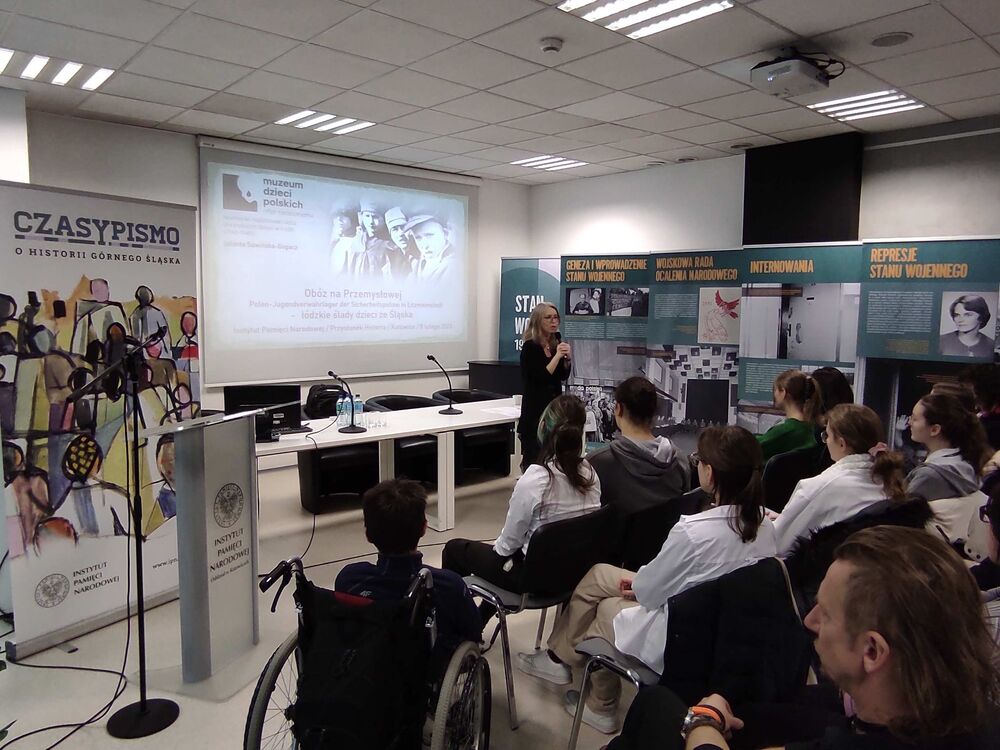 Wykład Jolanty Sowińskiej-Gogacz „Obóz na Przemysłowej – łódzkie ślady dzieci ze Śląska”.