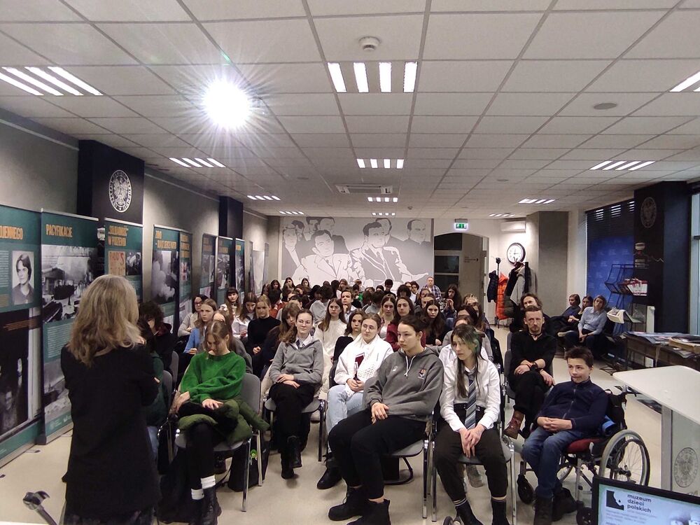 Wykład Jolanty Sowińskiej-Gogacz „Obóz na Przemysłowej – łódzkie ślady dzieci ze Śląska”.