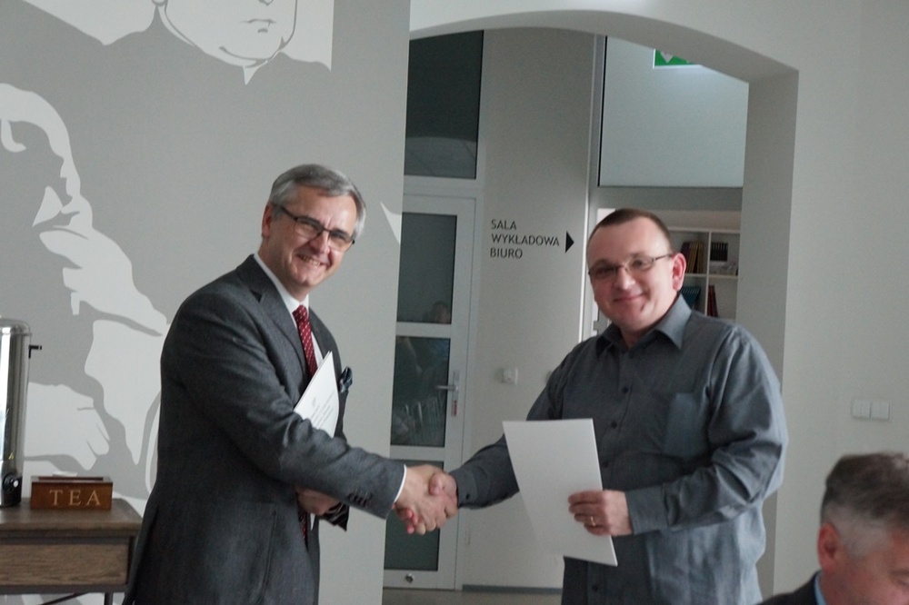 Dr Andrzej Sznajder wręczył akt powołania do KWOPiM Grzegorzowi Grześkowiakowi.