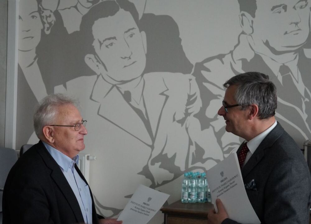 Dyrektor katowickiego OIPN wręczył akt powołania do KOPWiM prof. dr. hab. Antoniemu Barciakowi (WNS UŚ).