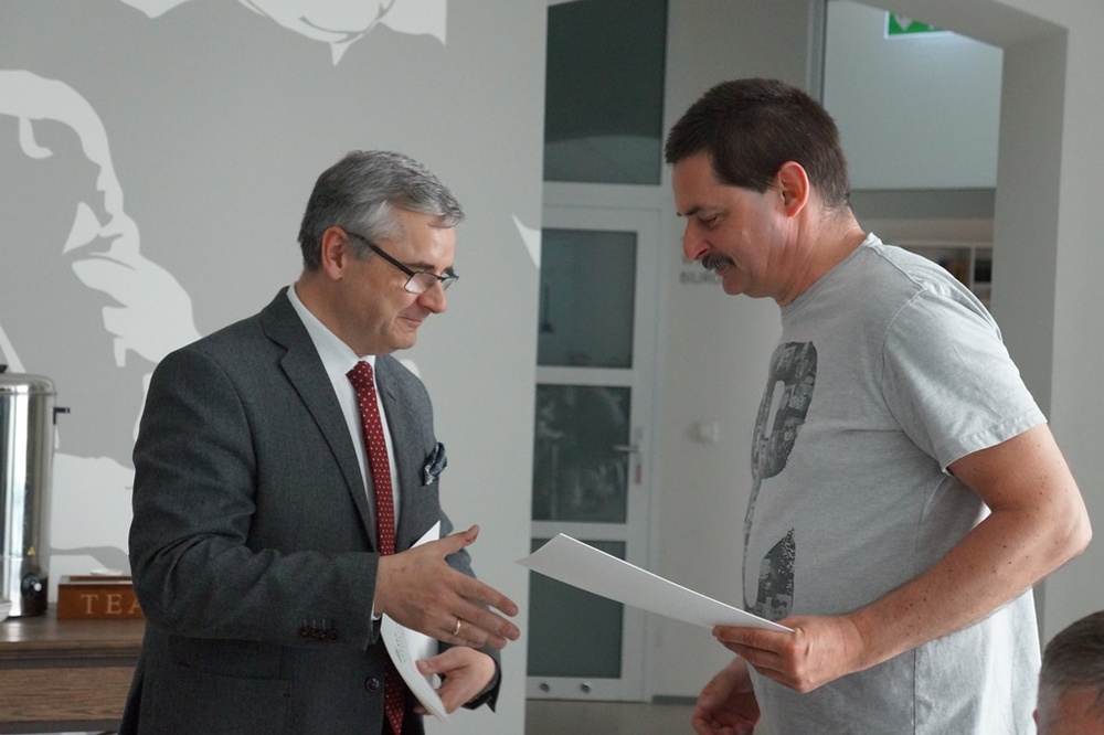 Dr Andrzej Sznajder wręczył akt powołania do KOPWiM Przemysławowi Miśkiewiczowi, przewodniczącemu Stowarzyszenia Pokolenie.