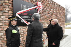 Odsłonięcie tablicy pamiątkowej upamiętniającej niemieckie zastępcze więzienie policyjne „Rosengarten“ i powojenny obóz pracy – Mysłowice - fot.: Krzysztof Łojko