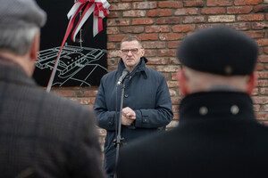 Odsłonięcie tablicy pamiątkowej upamiętniającej niemieckie zastępcze więzienie policyjne „Rosengarten“ i powojenny obóz pracy – Mysłowice - fot.: Krzysztof Łojko